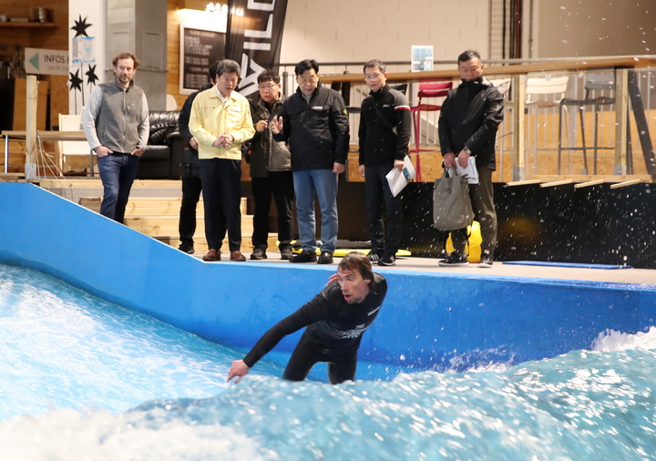실내 서핑장을 둘러보는 가세로(오른쪽 세번째) 태안군수&nbsp; *재판매 및 DB 금지