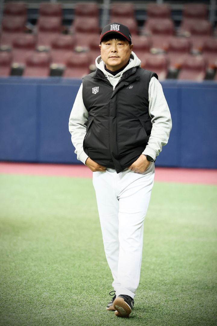 [서울=뉴시스] 13일 고척스카이돔에서 열리는 키움 히어로즈와 시범경기를 앞두고 김태균 KT 위즈 수석코치가 경기장을 걷고 있다. (사진=KT 위즈 제공) 2023.03.13. photo@newsis.com *재판매 및 DB 금지