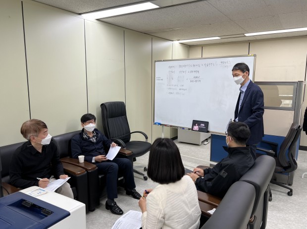 [부산=뉴시스] 부산도시공사 연구동아리 '러닝피플' 중 하나인 부동산연구회가 동아리 활동을 하고 있다. (사진=부산도시공사 제공) *재판매 및 DB 금지