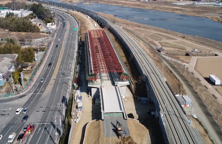 [대구=뉴시스]‘도시철도 1호선 안심~하양 복선전철 건설공사’ 중 정거장 공사 현장이다. 1호선 종점역인 대구 동구 안심역에서 경북 경산시 하양읍 하양역까지 8.89㎞를 연장하는 사업으로 동구 사복동, 하양읍 부호리, 하양읍 금락리 등 3개소에 정거장이 들어선다(사진=대구교통공사 제공) 2023.03.13 photo@newsis.com *재판매 및 DB 금지