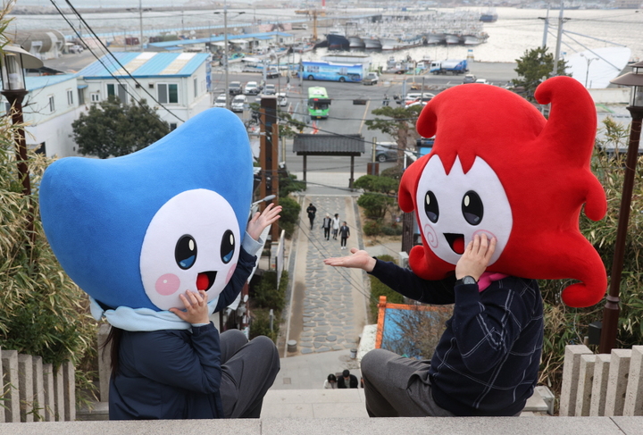 [포항=뉴시스] 강진구 기자 = 경북 포항시는 최근 K-드라마가 인기를 끌면서 포항이 한류 관광지로 급부상하고 있다고 13일 밝혔다. 사진은 ‘동백꽃 필 무렵’ 속 배경 장소인 구룡포 일본인 가옥 거리.(사진=포항시 제공) 2023.03.13.photo@newsis.com *재판매 및 DB 금지