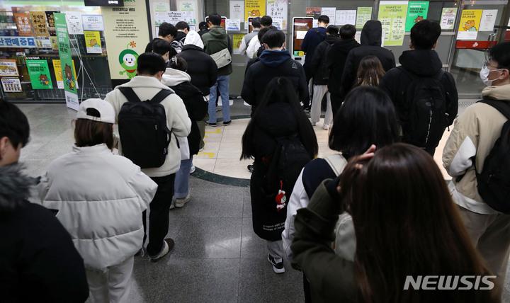 [서울=뉴시스] 백동현 기자 = 13일 오전 서울 동대문구 경희대학교 푸른솔문화관 식당에서 학생들이 조식을 결제하기 위해 대기하고 있다. 경희대는 이날부터 학생들이 1000원으로 아침식사를 할 수 있는 '푸른솔 식당 천원의 아침밥' 운영을 시작한다고 밝혔다. 2023.03.13. livertrent@newsis.com