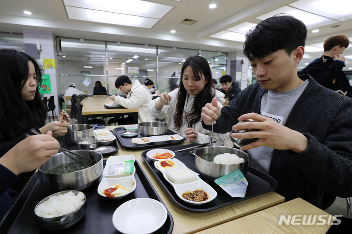 [서울=뉴시스] 백동현 기자 = 13일 오전 서울 동대문구 경희대학교 푸른솔문화관 식당에서 학생들이 조식을 먹고 있다. 경희대는 이날부터 학생들이 1000원으로 아침식사를 할 수 있는 '푸른솔 식당 천원의 아침밥' 운영을 시작한다고 밝혔다. 2023.03.13. livertrent@newsis.com