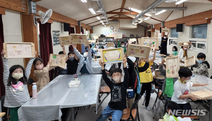 [나주=뉴시스] 농촌체험 휴양마을 프로그램으로 운영하는 나주 에코왕곡 목공체험 프로그램. (사진=전남도 제공) 2023.03.13. photo@newsis.com