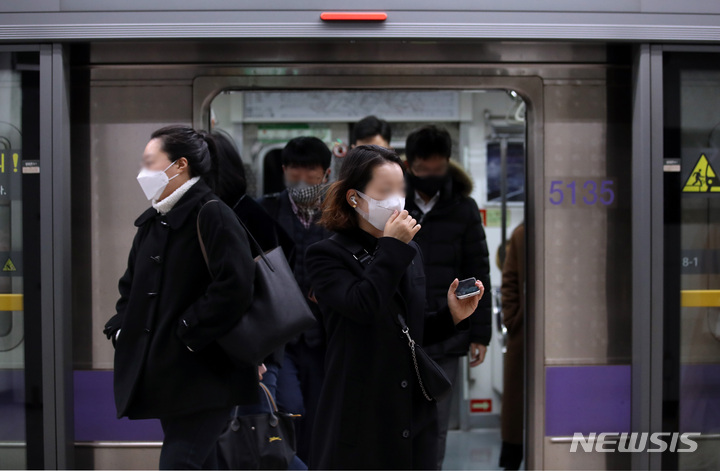 [서울=뉴시스] 김진아 기자 = 정부는 오는 15일 중앙재난안전대책본부 회의에서 대중교통 내 마스크 의무 유지 여부와 시점을 확정해 발표할 예정이다. 이르면 오는 20일, 늦어도 4월 초에는 대중교통에서 마스크를 착용하지 않아도 과태료가 부과되지 않을 전망이다. 사진은 13일 마크스를 착용한 시민들이 서울 지하철을 이용하고 있다. 2023.03.13. bluesoda@newsis.com