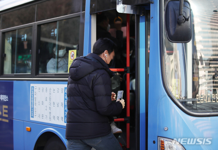 [서울=뉴시스] 김진아 기자 = 정부는 오는 15일 중앙재난안전대책본부 회의에서 대중교통 내 마스크 의무 유지 여부와 시점을 확정해 발표할 예정이다. 이르면 오는 20일, 늦어도 4월 초에는 대중교통에서 마스크를 착용하지 않아도 과태료가 부과되지 않을 전망이다. 사진은 13일 마크스를 착용한 시민들이 서울 버스를 이용하고 있다. 2023.03.13. bluesoda@newsis.com