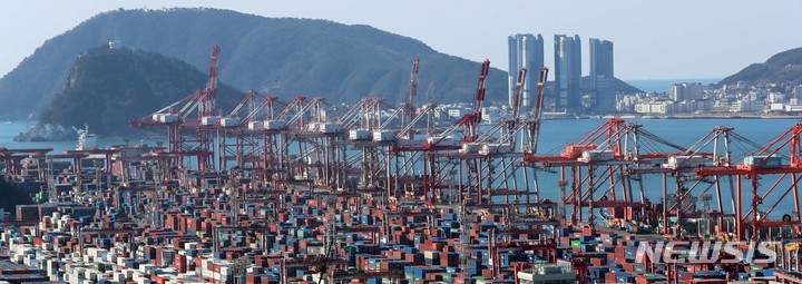 [부산=뉴시스] 하경민 기자 = 관세청은 3월 1~10일 수출은 158억 달러, 수입 208억 달러로 무역수지는 49억9500만 달러 적자를 나타냈으며, 올해 연간 수출 누계는 1123억 달러, 수입은 1351억 달러로 무역수지 227억7500만 달러 적자를 기록 중이라고 13일 밝혔다. 이날 부산 남구 신선대부두 야적장에 컨테이너가 가득 쌓여 있다. 2023.03.13. yulnetphoto@newsis.com