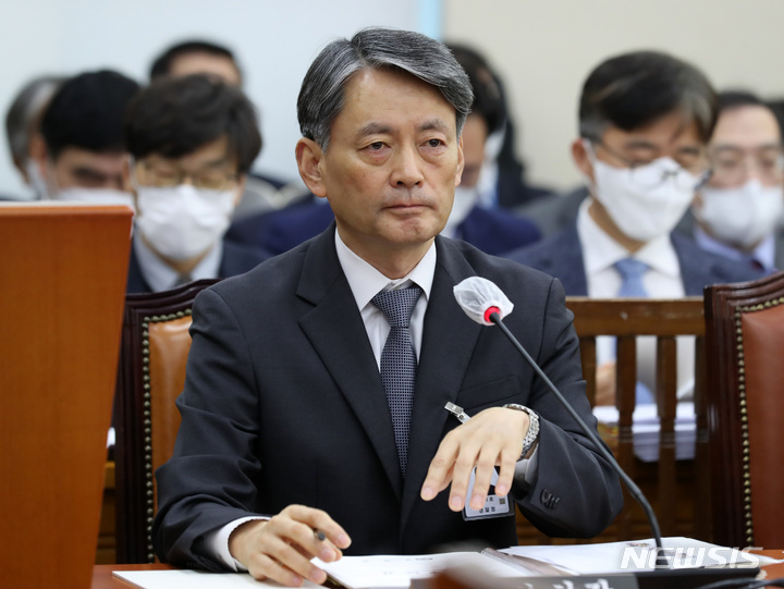 [서울=뉴시스] 이영환 기자 = 조지호 경찰청 차장이 13일 오전 서울 여의도 국회에서 열린 행정안전위원회 전체회의에 참석해 자리에 앉아 있다. 2023.03.13. 20hwan@newsis.com