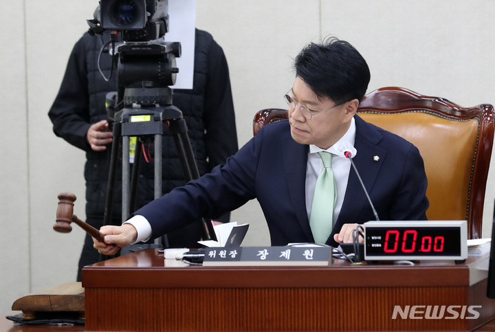[서울=뉴시스] 이영환 기자 = 장제원 국회 행정안전위원장이 13일 오전 서울 여의도 국회에서 열린 행정안전위원회 전체회의에서 개회를 선언하고 있다. 2023.03.13. 20hwan@newsis.com