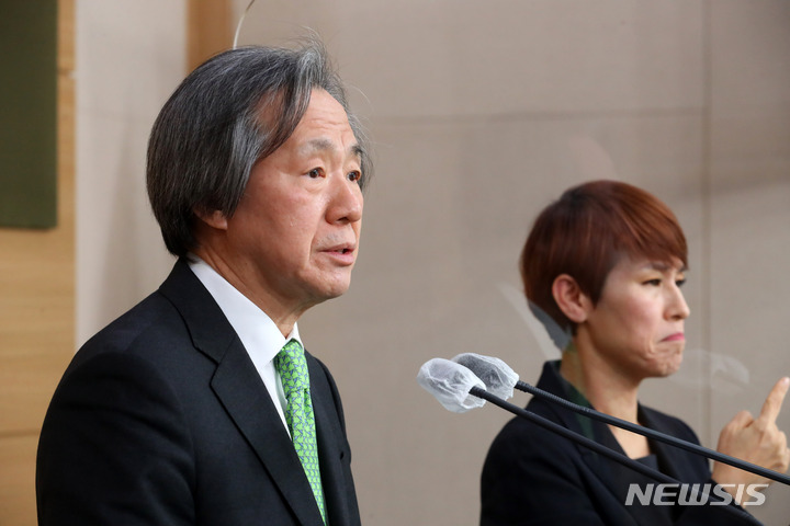 [서울=뉴시스] 배훈식 기자 = 정기석 코로나19 특별대응단장 겸 국가 감염병 위기대응 자문위원장이 지난 13일 오전 서울 종로구 정부서울청사 별관에서 코로나19 중앙재난안전대책본부 정례 브리핑을 하고 있다. 2023.03.28. dahora83@newsis.com