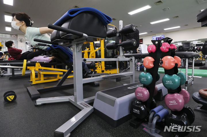 [서울=뉴시스] 김근수 기자 = KB국민카드가 지난 1월 실내 마스크 착용 의무 해제 전후 2주 동안 헬스클럽·요가·필라테스 업종의 매출이 10.7% 증가했다고 밝혔다. 13일 오전 서울시 강남구 강남구립체육센터 헬스장에서 시민들이 운동을 하고 있다. 2023.03.13. ks@newsis.com