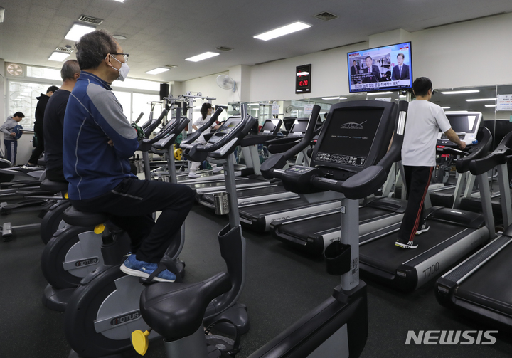 [서울=뉴시스] 김근수 기자 = 서울시 강남구 강남구립체육센터 헬스장에서 시민들이 운동을 하고 있다. 2023.03.13. ks@newsis.com