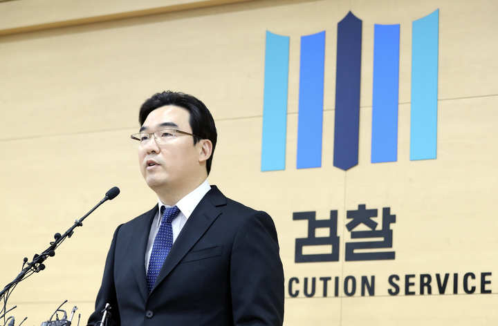 [서울=뉴시스] 최진석 기자 = '가짜 뇌전증(간질)' 진단 수법을 사용해 병역 면탈을 하거나 이들을 도운 브로커 등 130명 전원이 1심에서 유죄 판결을 받았다. 사진은 구상엽 서울남부지검 제1차장검사가 지난 3월13일 오전 서울 신정동 서울남부지방검찰청 브리핑실에서 병역면탈 및 병무비리 사건 종합수사결과 브리핑을 하고 있는 모습. 2023.03.13. myjs@newsis.com