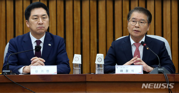 [서울=뉴시스] 추상철 기자 = 이정식 고용노동부 장관이 13일 오전 서울 여의도 국회에서 열린 노동조합 회계 투명성 강화 관련 민ㆍ당ㆍ정 협의회에서 발언하고 있다. 2023.03.13. scchoo@newsis.com