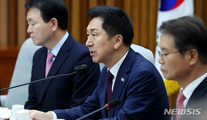 [서울=뉴시스] 추상철 기자 = 김기현 국민의힘 당 대표가 13일 오전 서울 여의도 국회에서 열린 노동조합 회계 투명성 강화 관련 민ㆍ당ㆍ정 협의회에서 발언하고 있다. 2023.03.13. scchoo@newsis.com