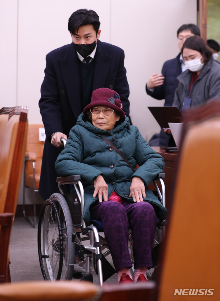 [서울=뉴시스] 전진환 기자 = 일본 강제동원 피해자 양금덕 할머니가 13일 서울 여의도 국회에서 열린 외교통일위원회에 참고인으로 출석하고 있다. 2023.03.13. amin2@newsis.com