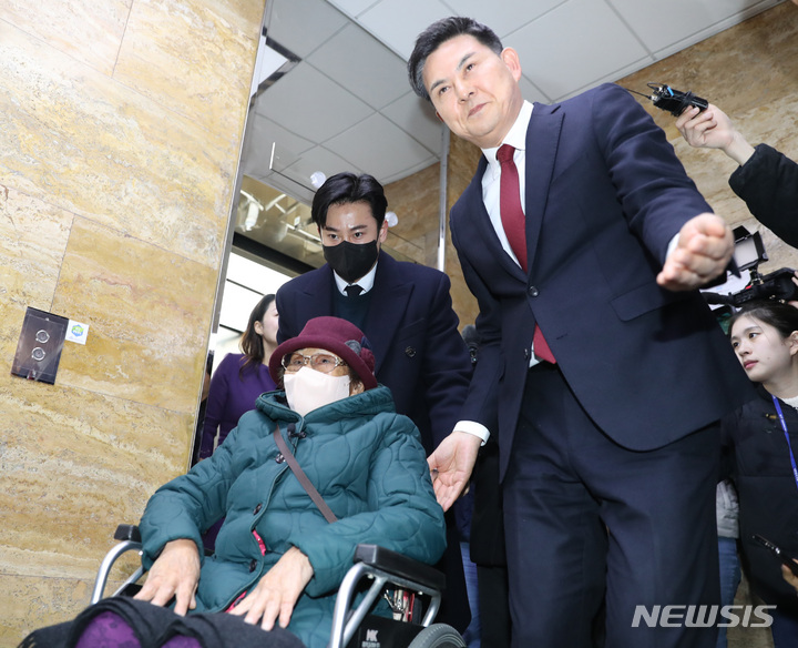 [서울=뉴시스] 전진환 기자 = 김태호 외통위원장이 13일 서울 여의도 국회 외교통일위원회 앞에서 참고인으로 출석한 일본 강제동원 피해자 양금덕 할머니를 맞아 안내하고 있다. 2023.03.13. amin2@newsis.com