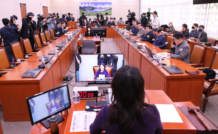 [서울=뉴시스] 전진환 기자 = 이재정 외통위원장 직무대리가 13일 서울 여의도 국회에서 열린 외교통일위원회 전체회의에서 국민의힘 의원들이 불참한 가운데 발언하고 있다. 2023.03.13. amin2@newsis.com