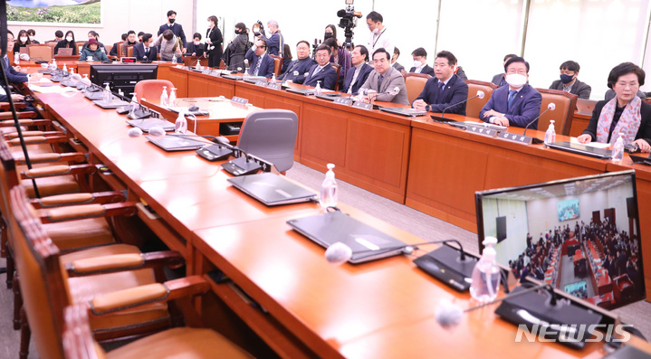 [서울=뉴시스] 전진환 기자 = 13일 서울 여의도 국회에서 외교통일위원회 전체회의가 국민의힘 의원들이 불참한 가운데 열리고 있다. 2023.03.13. amin2@newsis.com