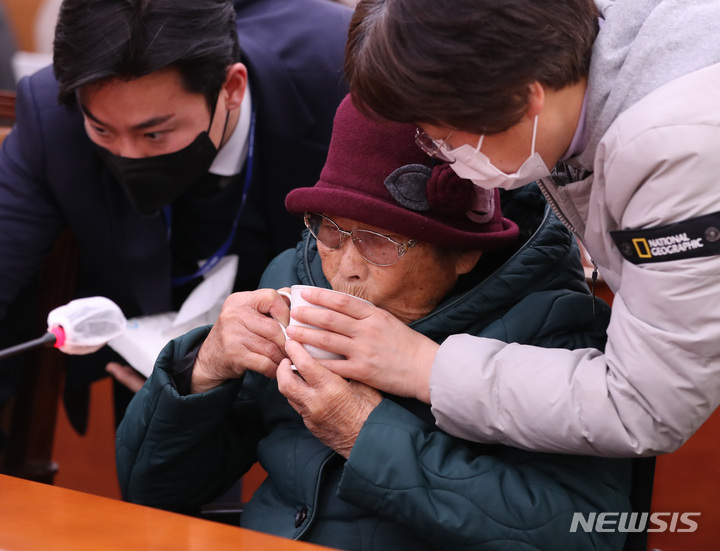 [서울=뉴시스] 전진환 기자 = 일본 강제동원 피해자 양금덕 할머니가 13일 서울 여의도 국회에서 열린 외교통일위원회에 참고인으로 출석해 물을 마시고 있다. 2023.03.13. amin2@newsis.com