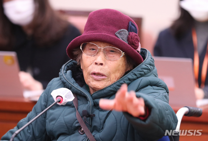 [서울=뉴시스] 전진환 기자 = 일본 강제동원 피해자 양금덕 할머니가 13일 서울 여의도 국회에서 열린 외교통일위원회에 참고인으로 출석해 발언하고 있다. 2023.03.13. amin2@newsis.com