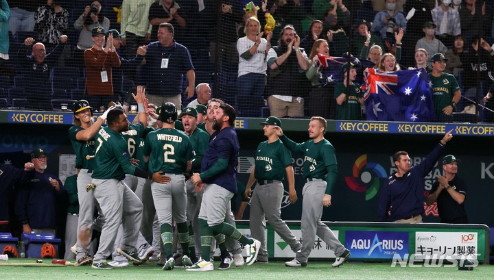 [도쿄=뉴시스] 김선웅 기자 = 13일 일본 도쿄돔에서 열린 월드 베이스볼 클래식(WBC) 2023 B조 호주와 체코의 경기, 7회초 2사 주자 1,2루 상황 호주 웨이드의 2타점 적시타에 호주 선수들이 기뻐하고 있다. 2023.03.12. mangusta@newsis.com
