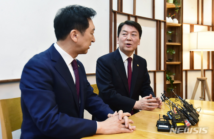 [서울=뉴시스] 전진환 기자 = 안철수 국민의힘 의원이 13일 서울 영등포구 여의도동 하우스 카페에서 김기현 당대표와 회동, 인사말을 하고 있다. (공동취재사진) 2023.03.13. photo@newsis.com