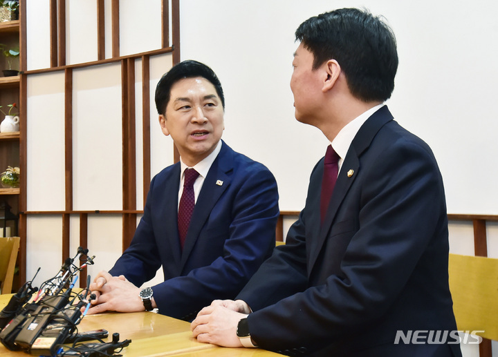 [서울=뉴시스] 전진환 기자 = 김기현 국민의힘 당대표가 13일 서울 영등포구 여의도동 하우스 카페에서 안철수 의원과 회동을 갖고 있다. (공동취재사진) 2023.03.13. photo@newsis.com