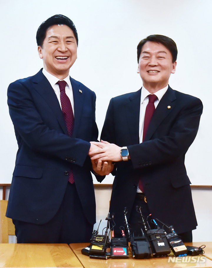 [서울=뉴시스] 전진환 기자 = 국민의힘 김기현 당대표와 안철수 의원이 13일 서울 영등포구 여의도동 하우스 카페에서 회동, 악수하고 있다. (공동취재사진) 2023.03.13. photo@newsis.com