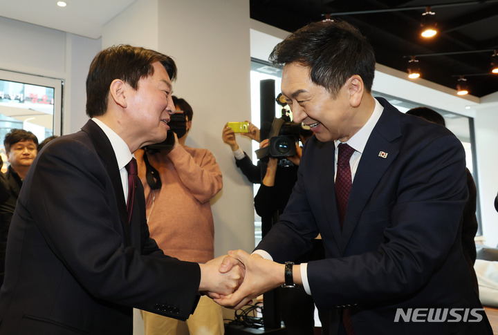 [서울=뉴시스] 전진환 기자 = 국민의힘 김기현 당대표와 안철수 의원이 13일 서울 영등포구 여의도동 하우스 카페에서 회동, 인사하고 있다. (공동취재사진) 2023.03.13. photo@newsis.com