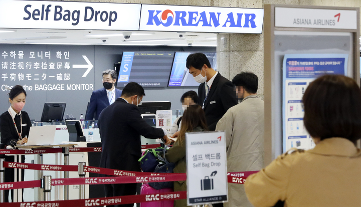 [서울=뉴시스] 최진석 기자 = 사진은 13일 오후 김포국제공항 국제선청사 대한항공과 아시아나항공의 셀프 수하물 카운터의 모습. 사진은 기사 내용과 무관하다. 2023.03.13. myjs@newsis.com