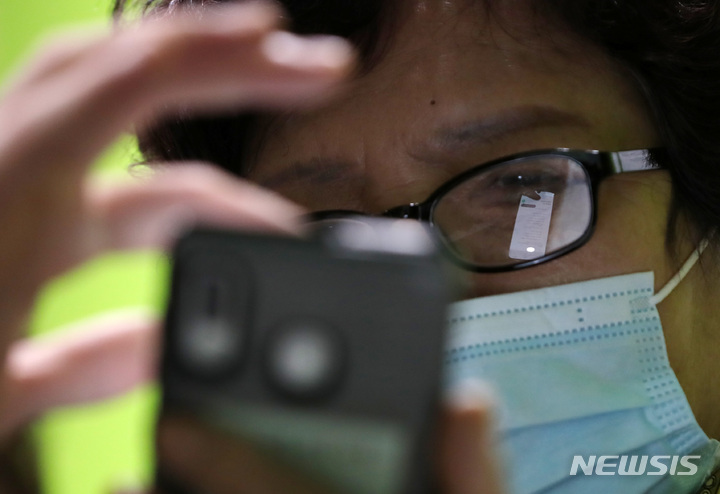 [부산=뉴시스] 하경민 기자 = 부산 중구노인복지관에서 어르신들이 스마트폰 사용법을 배우고 있다. 2023.03.13. yulnetphoto@newsis.com