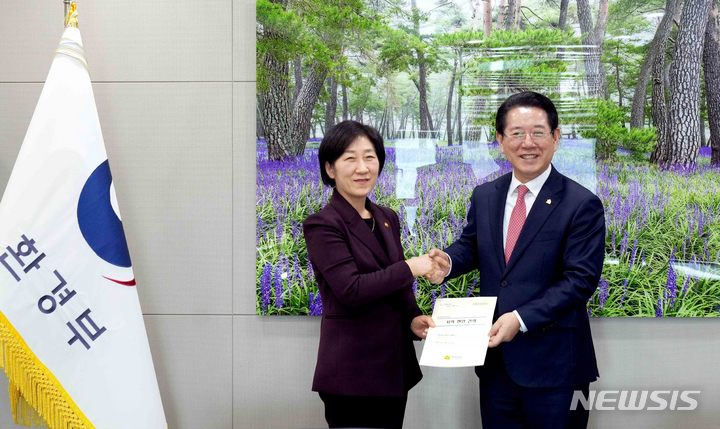 [세종=뉴시스] 이창우 기자=김영록 전남도지사(오른쪽)가 13일 오후 정부 세종청사에서 한화진 환경부장관과 면담을 갖고 가뭄대비 중장기 대책 및 2024 환경부 국고지원 등 지역 주요 현안사업을 건의하고 기념촬영을 하고 있다. (사진=전남도 제공) 2023.03.13. photo@newsis.com