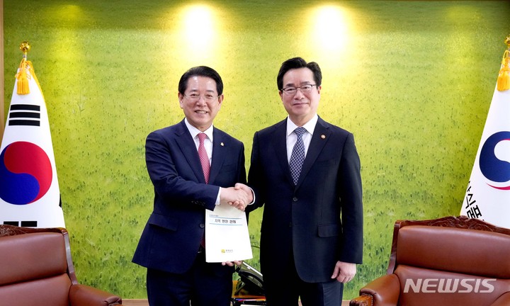 [세종=뉴시스] 이창우 기자=김영록 전남도지사(왼쪽)가 13일 오후 정부 세종청사에서 정황근 농림축산식품부 장관과 면담을 갖고 AI 첨단 농산업 융복합 지구 조성과 K-김치산업 클러스터 조성 등 지역 주요 현안사업을 건의하고 기념촬영을 하고 있다. (사진=전남도 제공) 2023.03.13. photo@newsis.com