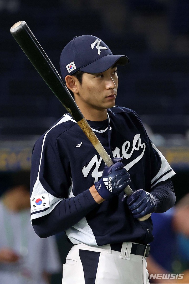 [도쿄=뉴시스] 김선웅 기자 = 이정후가 13일 일본 도쿄돔에서 열린 월드 베이스볼 클래식(WBC) 2023 B조 대한민국과 중국의 경기 시작 전 연습을 하며 몸을 풀고 있다. 2023.03.13. mangusta@newsis.com