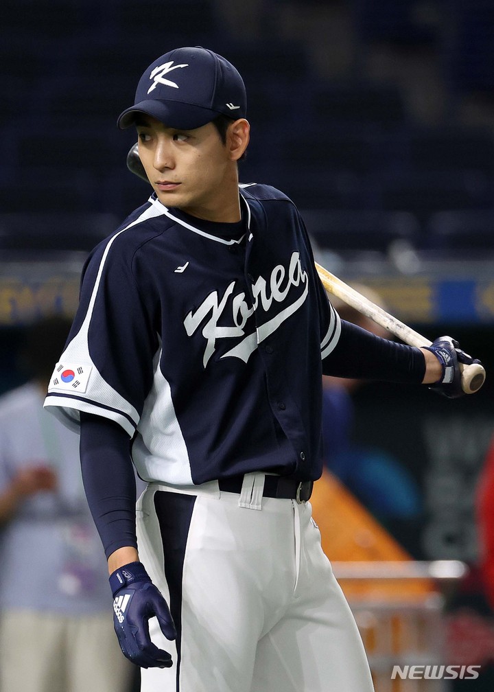 [도쿄=뉴시스] 김선웅 기자 = 이정후가 13일 일본 도쿄돔에서 열린 월드 베이스볼 클래식(WBC) 2023 B조 대한민국과 중국의 경기 시작 전 연습을 하며 몸을 풀고 있다. 2023.03.13. mangusta@newsis.com