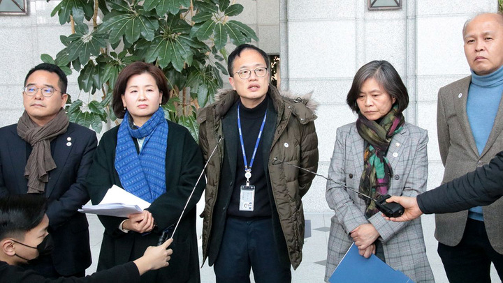 [서울=뉴시스] 추상철 기자 = 더불어민주당 을지로위원회 의원들이 13일 오후 서울 여의도 금융감독원에서 소독용역 노동자 사망 관련 긴급 현장 방문을 하고 있다. (사진= 박주민 의원실 제공) 2023.03.13. photo@newsis.com *재판매 및 DB 금지