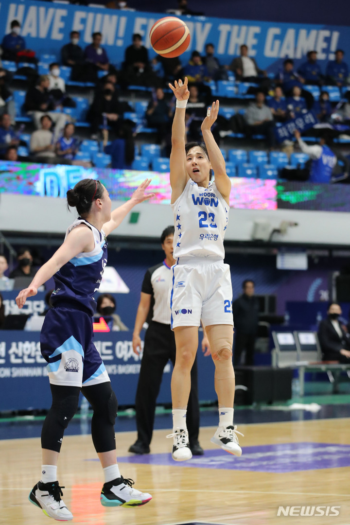 [인천=뉴시스] 권창회 기자 = 13일 오후 인천 도원체육관에서 열린 2022-2023 여자프로농구 플레이오프 신한은행과 우리은행 경기, 우리은행 김단비가 슛하고 있다. 2023.03.13. kch0523@newsis.com