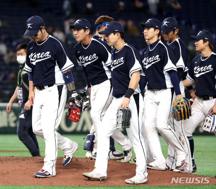 [도쿄=뉴시스] 김선웅 기자 = 13일 일본 도쿄돔에서 열린 월드 베이스볼 클래식(WBC) 2023 B조 대한민국과 중국의 경기, 5회말 22:2 콜드게임으로 중국에 승리를 거둔 대표팀 선수들이 인사를 나눈 후 더그아웃으로 이동하고 있다. 2023.03.13. mangusta@newsis.com