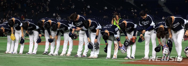 [도쿄=뉴시스] 김선웅 기자 = 13일 일본 도쿄돔에서 열린 월드 베이스볼 클래식(WBC) 2023 B조 대한민국과 중국의 경기, 5회말 22:2 콜드게임으로 중국에 승리를 거둔 대표팀 선수들이 한국 야구팬들에게 인사를 하고 있다. 2023.03.13. mangusta@newsis.com