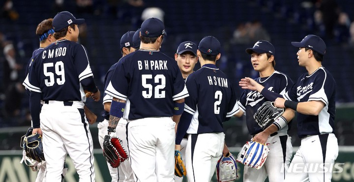[도쿄=뉴시스] 김선웅 기자 = 13일 일본 도쿄돔에서 열린 월드 베이스볼 클래식(WBC) 2023 B조 대한민국과 중국의 경기, 5회말 22:2 콜드게임으로 중국에 승리를 거둔 대표팀 선수들이 승리의 기쁨을 나누고 있다. 2023.03.13. mangusta@newsis.com