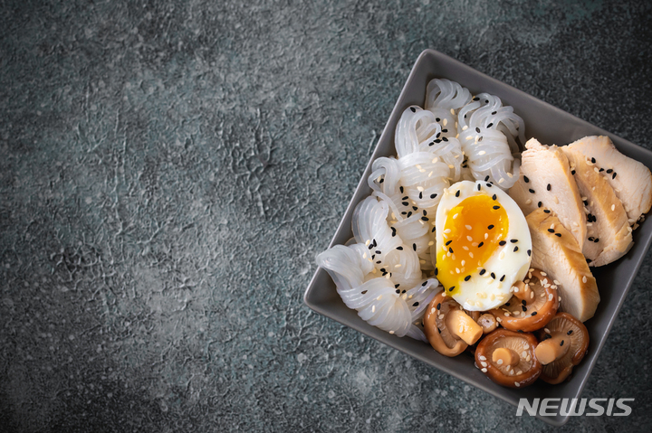 [서울=뉴시스]곤약은 100g당 칼로리가 5kcal 내외로 워낙 낮아 같은 양을 먹어도 열량 조절이 가능해진다. 또 수분을 흡수하면 팽창하는 곤약의 특성상 조금만 먹어도 물을 잔뜩 마신 듯 포만감을 느낄 수 있고, 위장에 머무는 시간도 길어서 과식을 예방할 수 있다. (사진= 365mc 제공) 2023.03.14. photo@newsis.com.