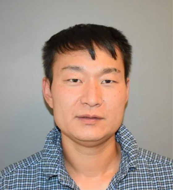 [서울=뉴시스] 살인 청부 의뢰를 받으려 시도하다 뉴욕시에서 체포된 현국 코르시악(사진, 41), 체포 당시 코르시악은 위장용 라텍스 마스크와 치명적인 무기를 소지 중이었다 (사진출처: 브런스윅 경찰서) 2023.03.14. *재판매 및 DB 금지