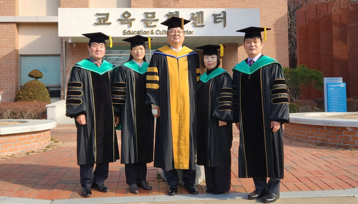 [진주=뉴시스]경상국립대 추갑철 교수(가운데)와 올해 박사학위를 받은 제자들이 기념촬영을 하고 있다. 김정수 박사, 조갑자 박사, 추갑철 교수, 이민숙 박사, 곽칠식 박사(왼쪽부터). *재판매 및 DB 금지