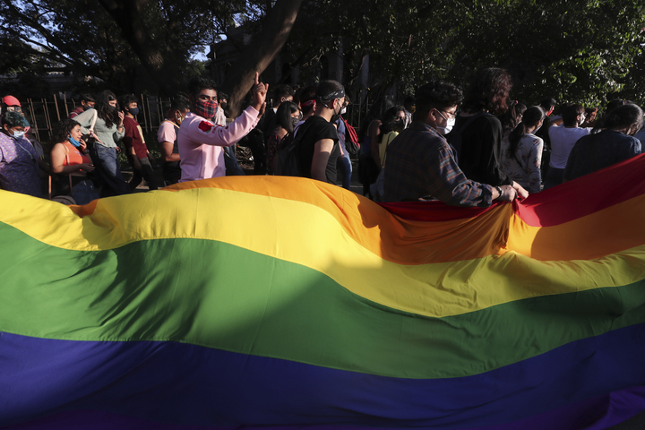 [벵갈루루=AP/뉴시스] 12일(현지시간) 인도 정부는 동성 결혼이 전통적인 결혼과 "비교할 수 없다"며 동성 결혼의 법적 인정에 반대했다. 사진은 2021년 12월 19일 인도 벵갈루루에서 열린 카르나타카 퀴어 하바 축제에서 성소수자 커뮤니티 회원과 지지자들이 퍼레이드에 참여하고 있는 모습. 2023.03.14&nbsp; *재판매 및 DB 금지