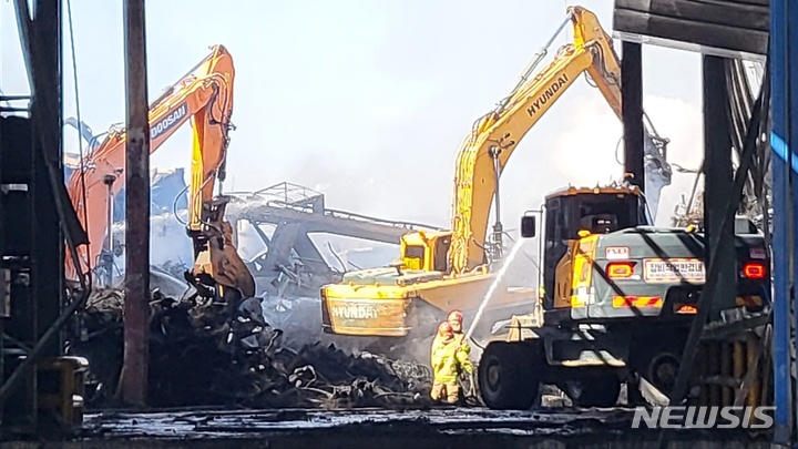 [대전=뉴시스] 송승화 기자=14일 대전 대덕구 묵상동 한국타이어 공장에서 발생한 화재 진화를 위해 소방당국이 굴착기를 이용해 잔불을 정리하고 있다. ssong1007@newsis.com