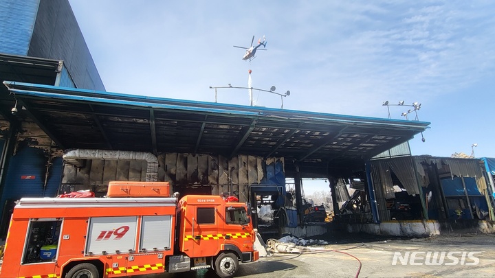[대전=뉴시스] 송승화 기자=화재가 난 한국타이어 대전 공장 상공으로 진입한 소방헬기가 현장에 투입돼 물을 뿌리고 있다. 2023.03.14. ssong1007@newsis.com