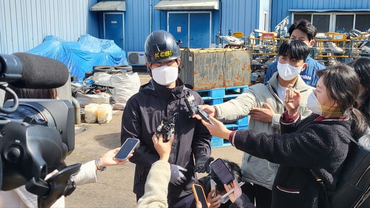 14일 오전 대전경찰청 과학수사대가 대전 대덕구 한국타이어 대전공장에서 합동 감식을 마치고 중간 브리핑을 하고 있다. 2023.03.14. ssong1007@newsis.com *재판매 및 DB 금지