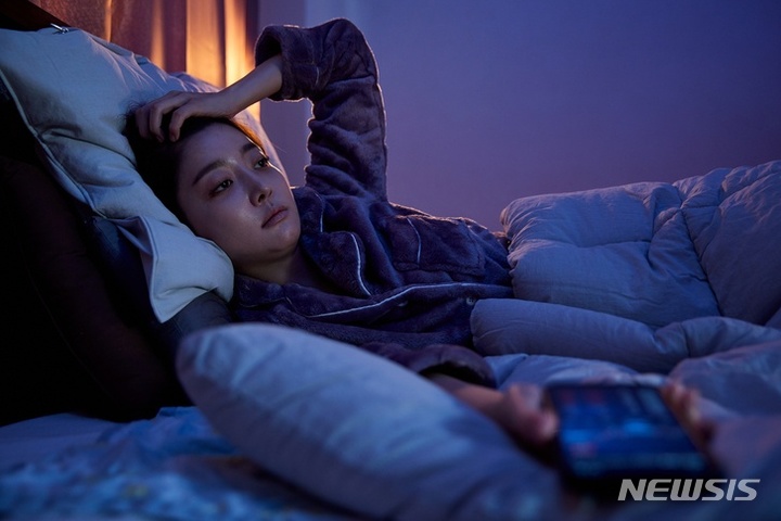 [서울=뉴시스]임신부가 잠들기 전 스마트폰을 사용하거나 조명을 오래 켜 놓는 습관으로 빛에 노출되는 시간이 길어질수록 '임신성 당뇨병' 발병 위험이 커진다는 연구 결과가 나왔다. (사진= 건강보험심사평가원 제공) 2023.03.14. photo@newsis.com.