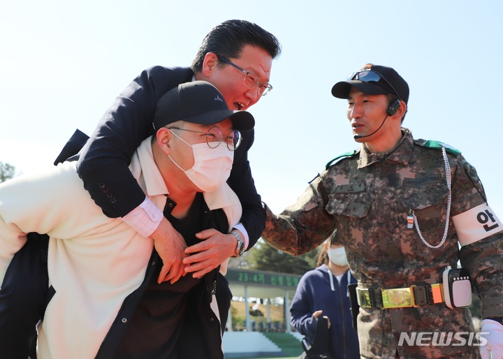 아버지를 등에 엎고 입영하는 장정. (사진=55사단 제공)